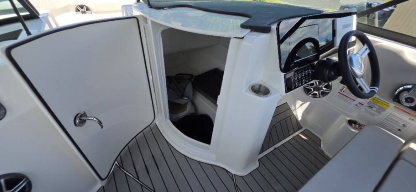 A photo of this 2026 Sea Ray SDX 250 Outboard