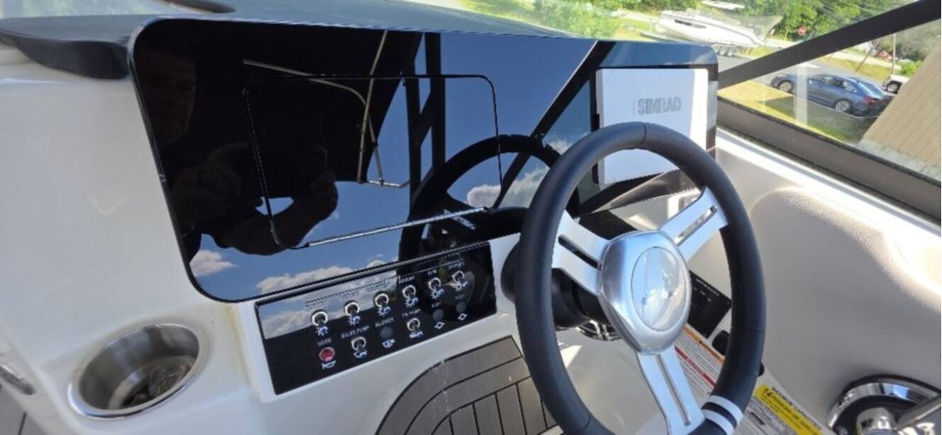 A photo of this 2026 Sea Ray SDX 250 Outboard