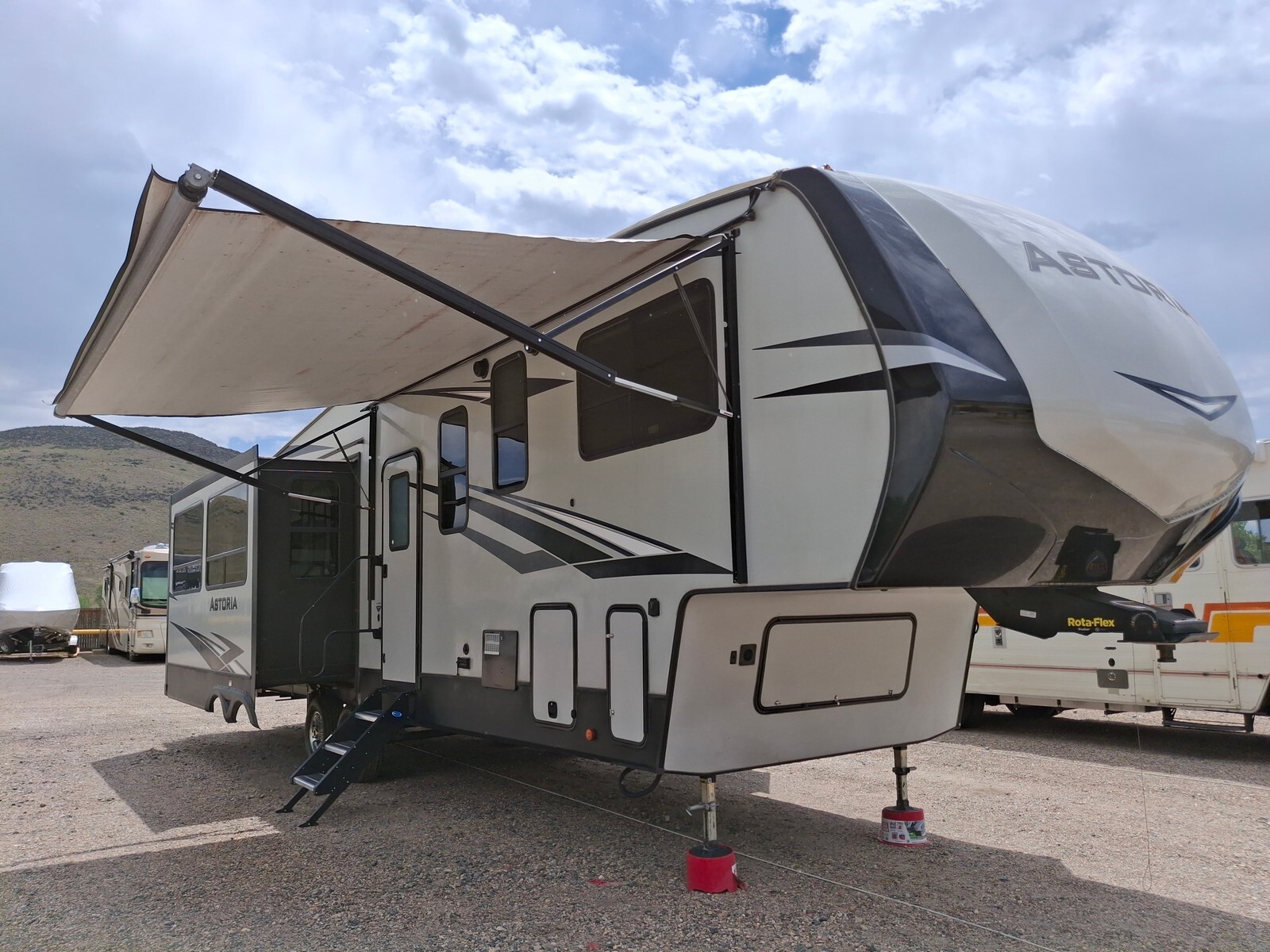 2019 Dutchmen ASTORIA 3273MBF in golden CO