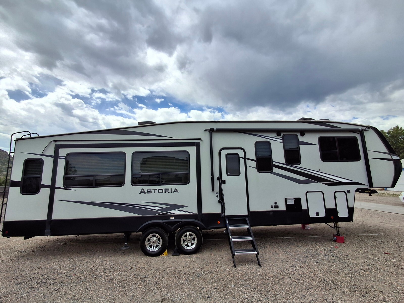 2019 Dutchmen ASTORIA 3273MBF in golden CO