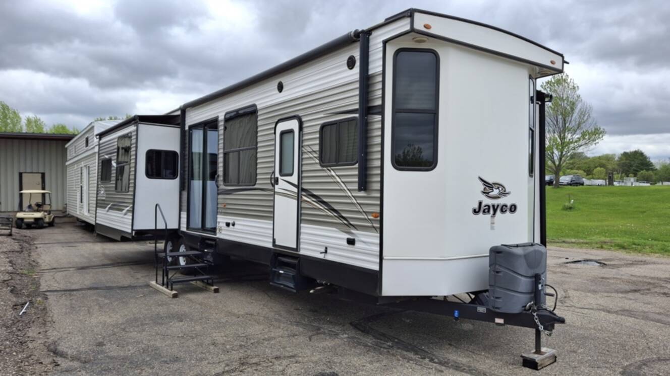 A photo of this 2017 Jayco JAY FLIGHT 40RLTS