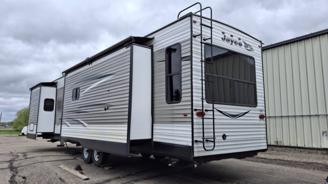 A photo of this 2017 Jayco JAY FLIGHT 40RLTS