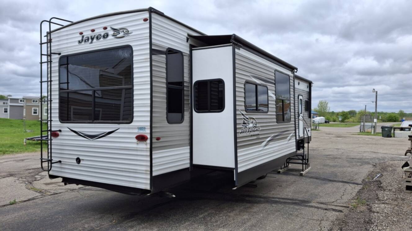 A photo of this 2017 Jayco JAY FLIGHT 40RLTS