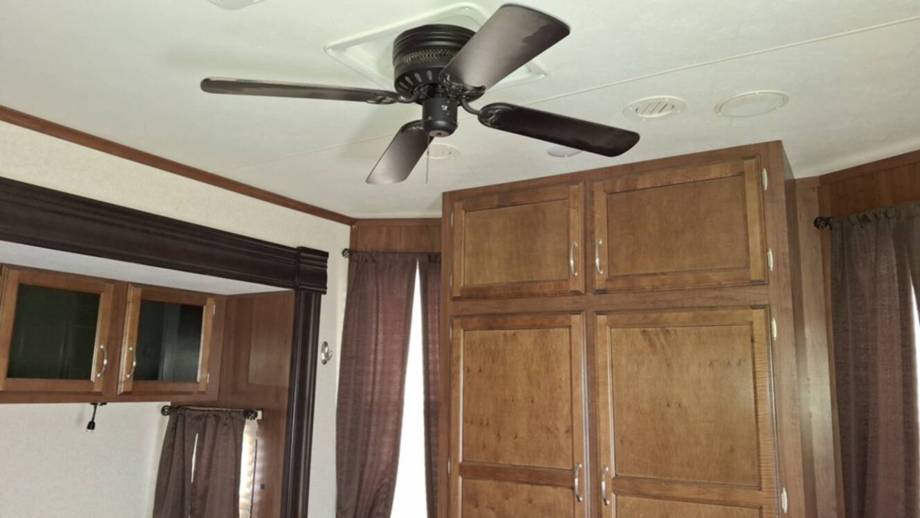 A photo of this 2017 Jayco JAY FLIGHT 40RLTS