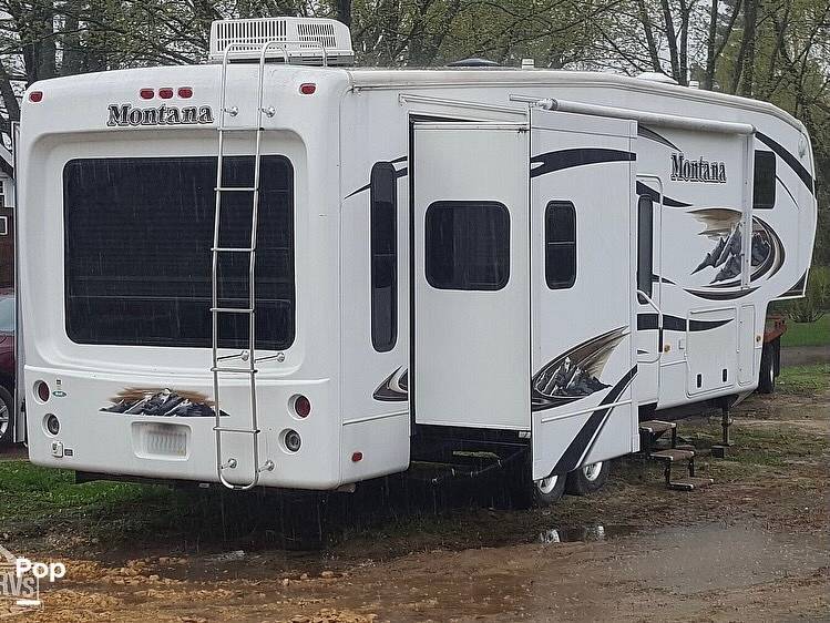 2011 Keystone Montana Hickory 3150RL in camp douglas WI