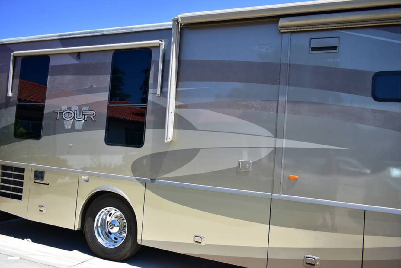 A photo of this 2006 Winnebago Tour 40KD