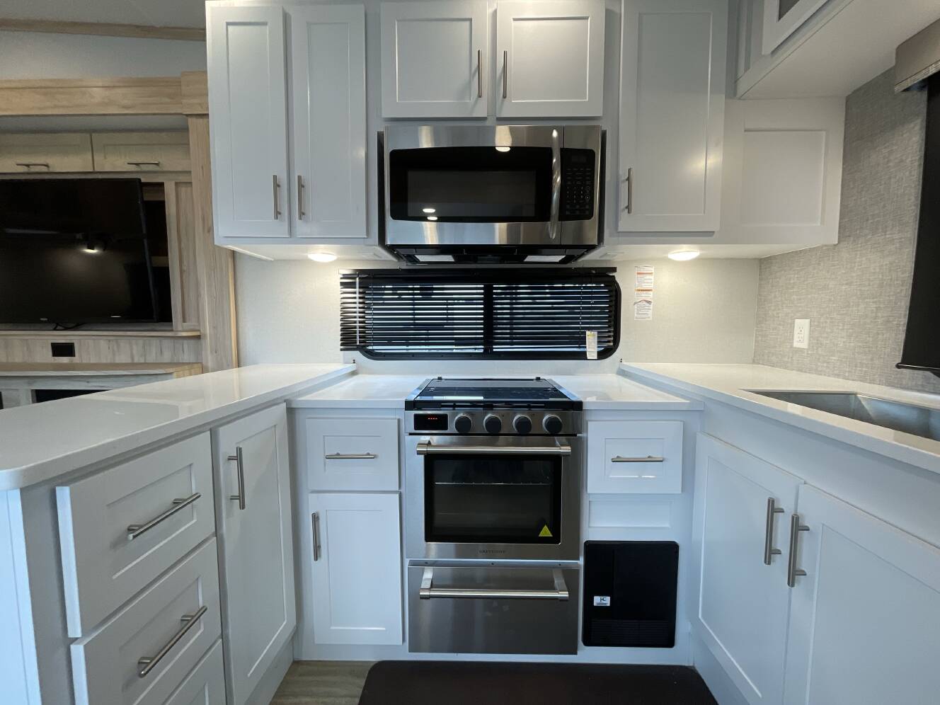 A photo of this 2023 Alliance AVENUE 33RKS