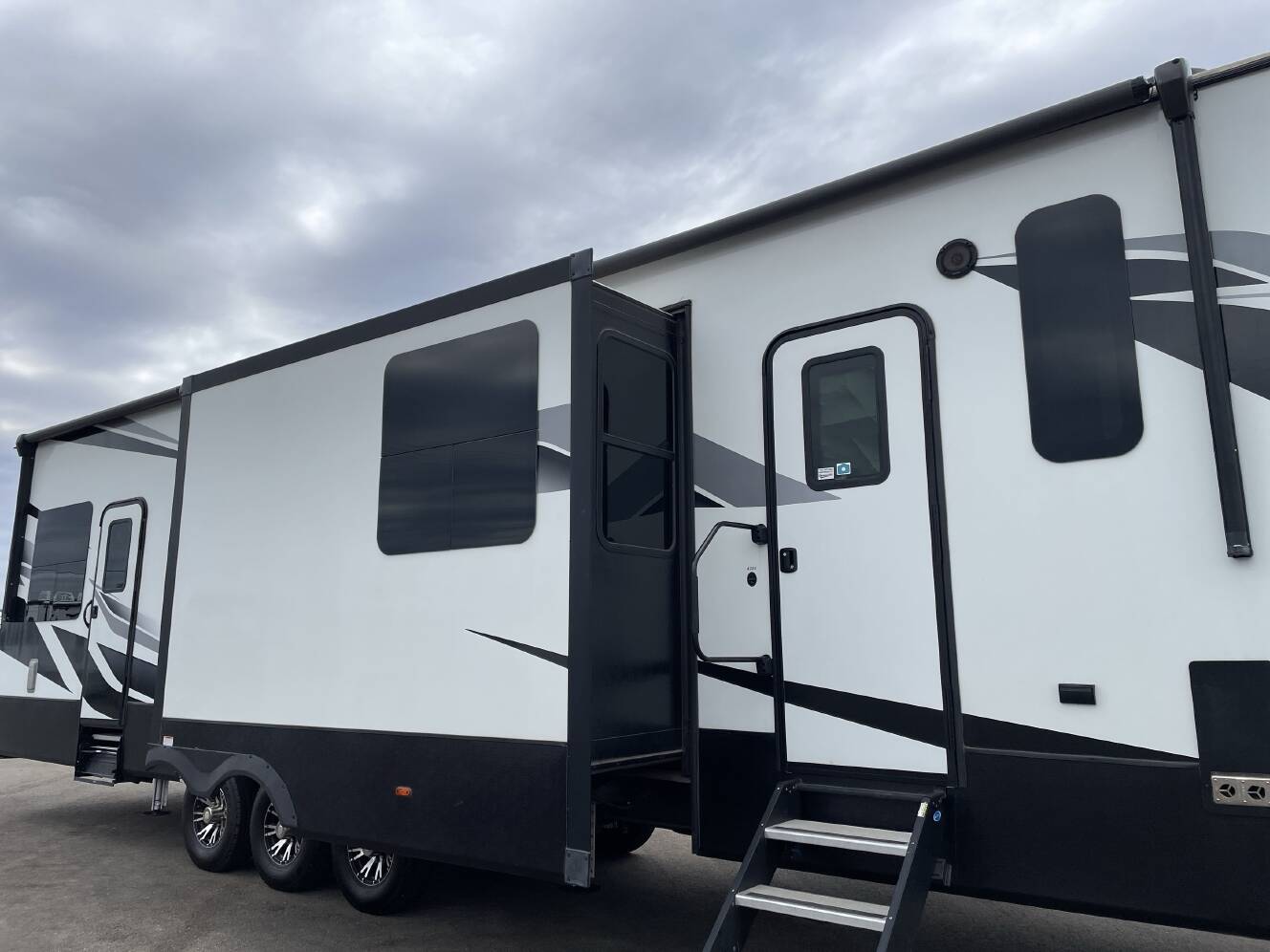A photo of this 2022 Dutchmen VOLTAGE 4225
