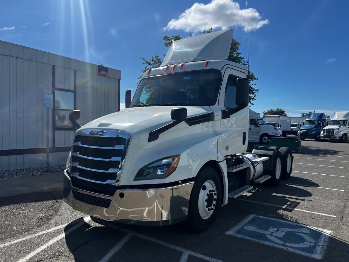 2019 FREIGHTLINER CASCADIA 126 in Santa Fe Springs, CA