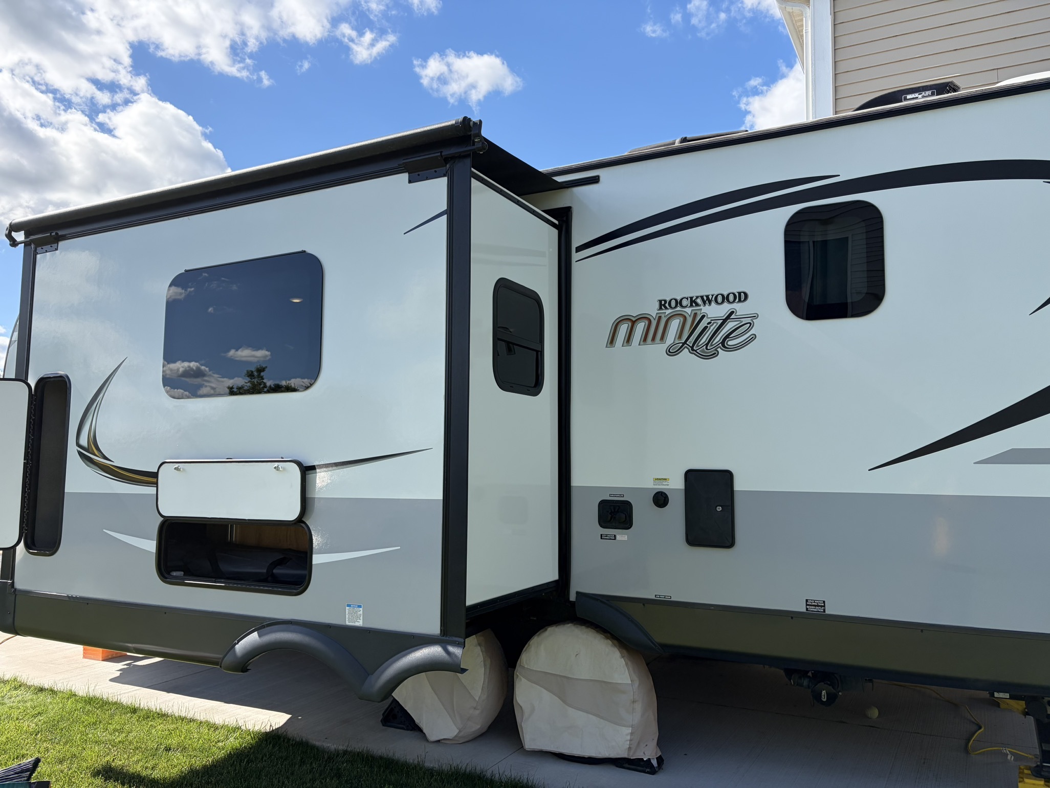 2021 Forest River ROCKWOOD MINI LITE 2509S in hampshire IL
