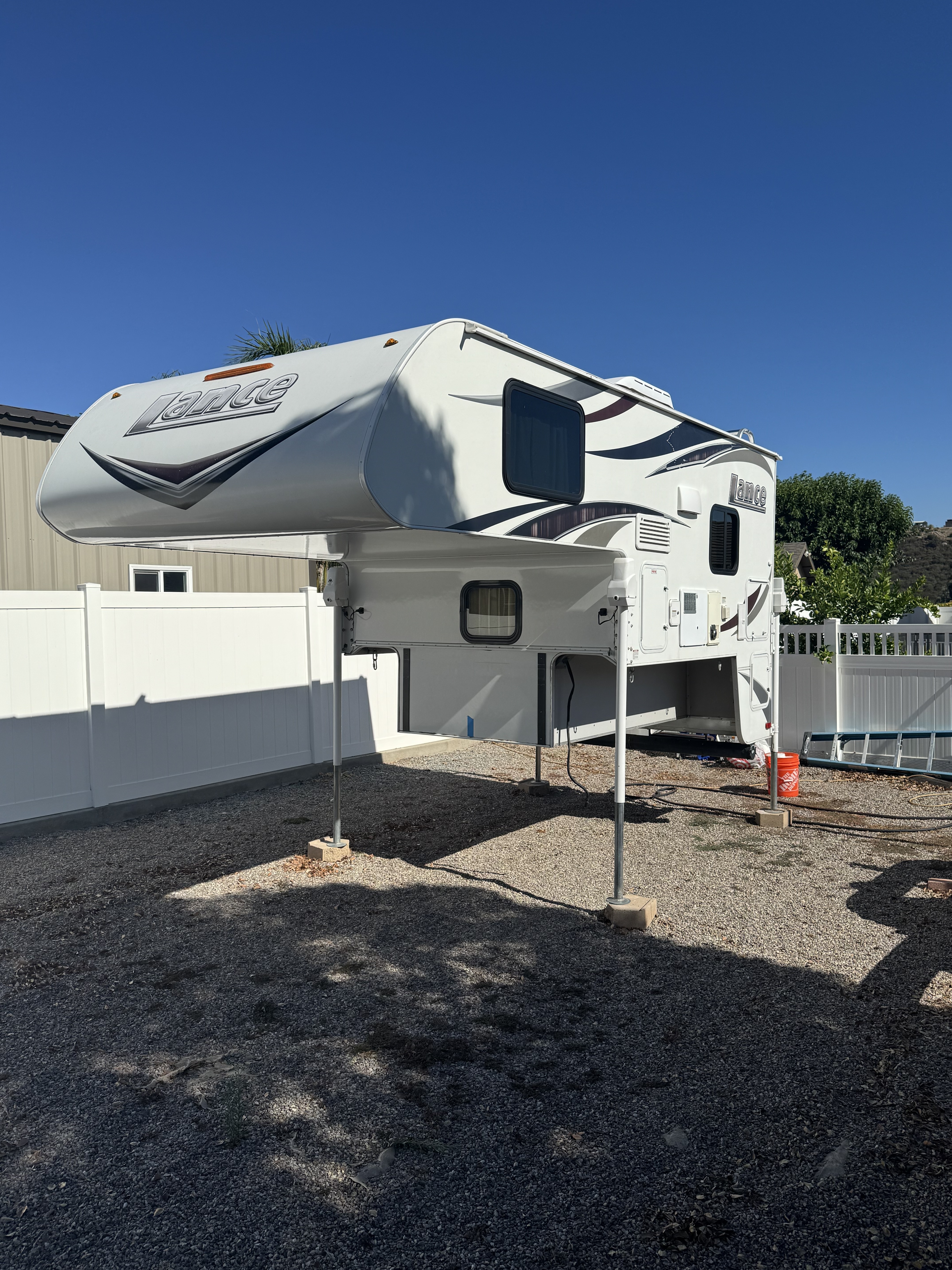 2015 Lance 825 Truck Camper RV