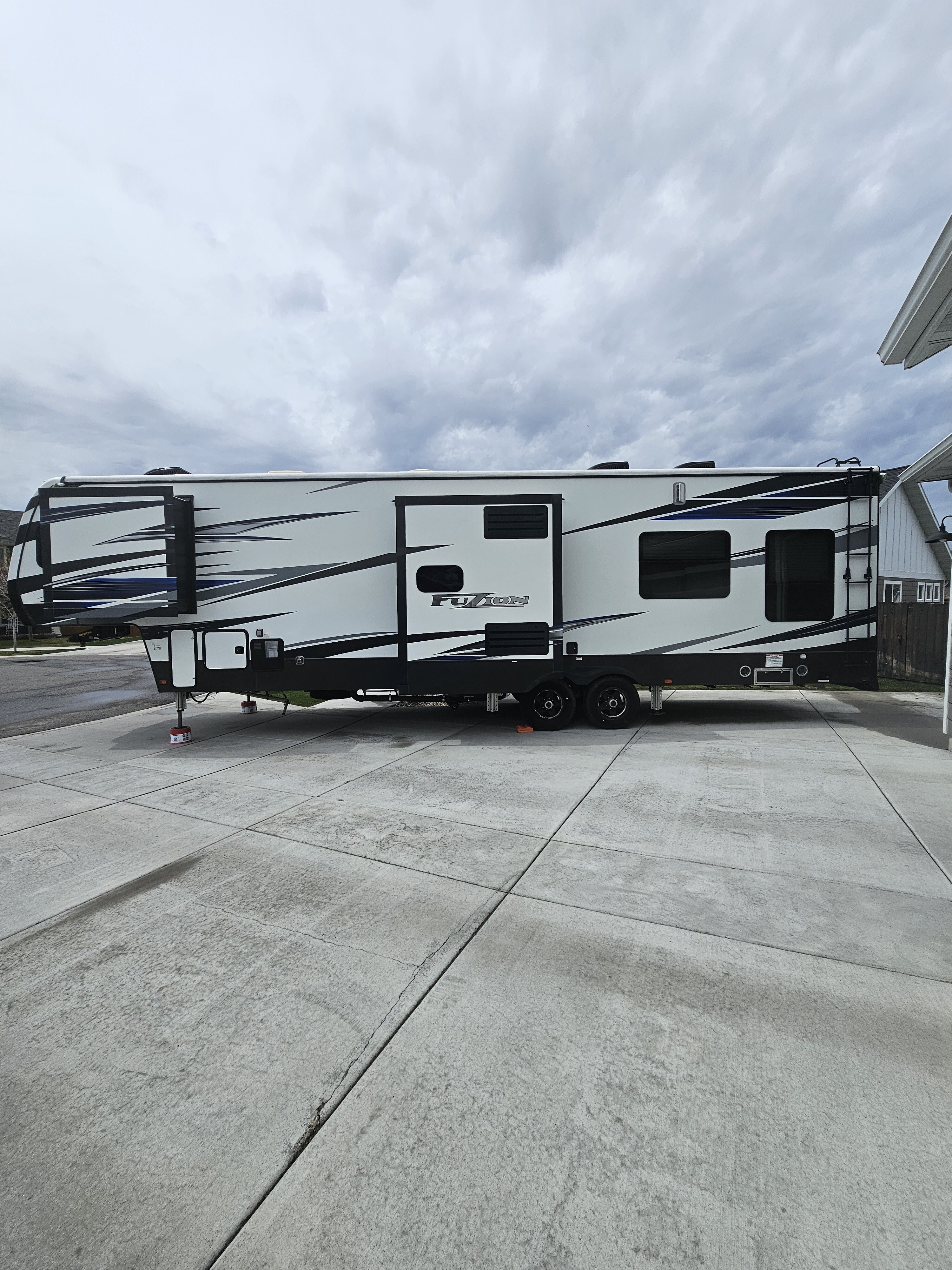 2019 Keystone FUZION 357 in manhattan MT