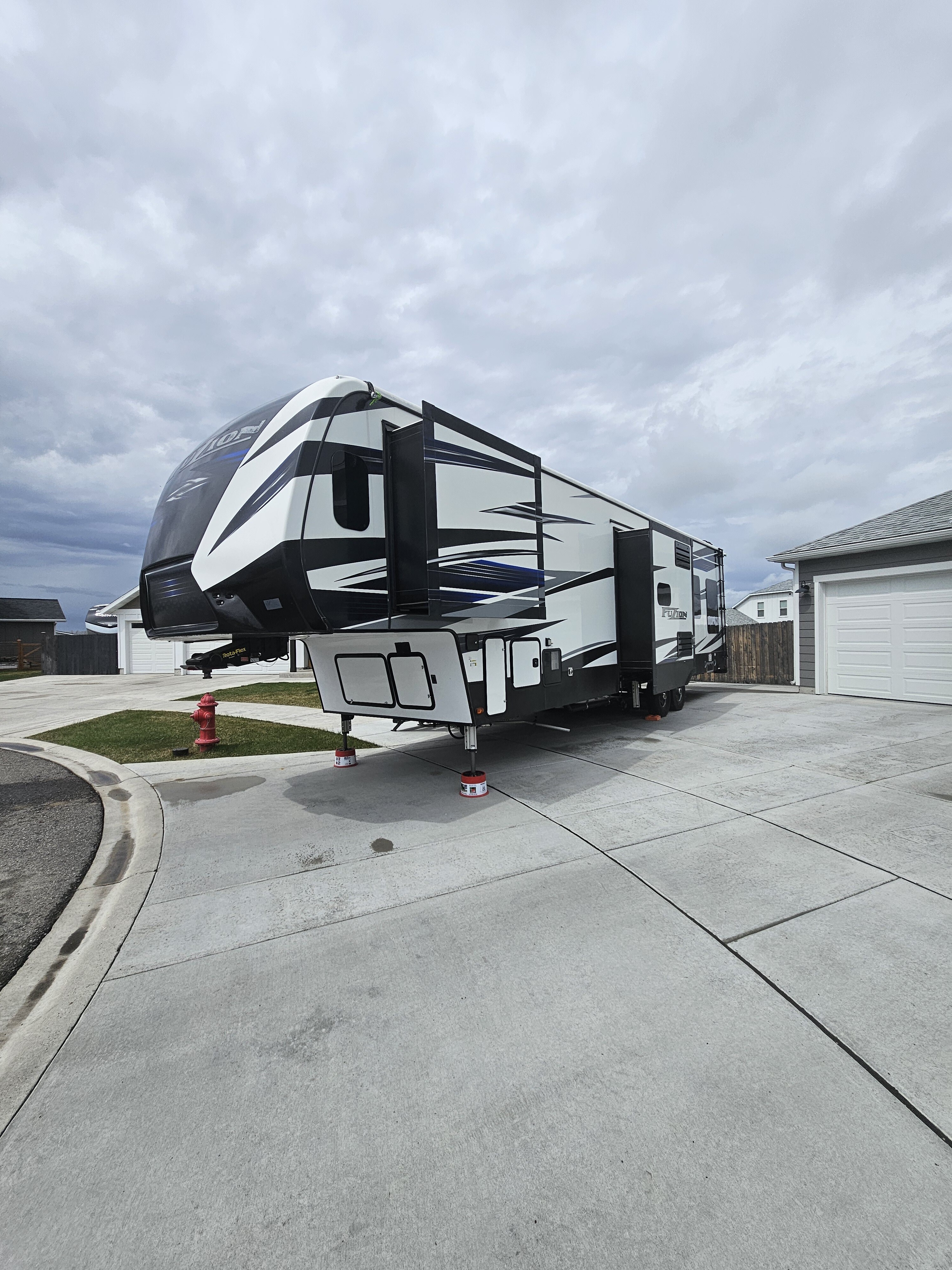 2019 Keystone FUZION 357 in manhattan MT