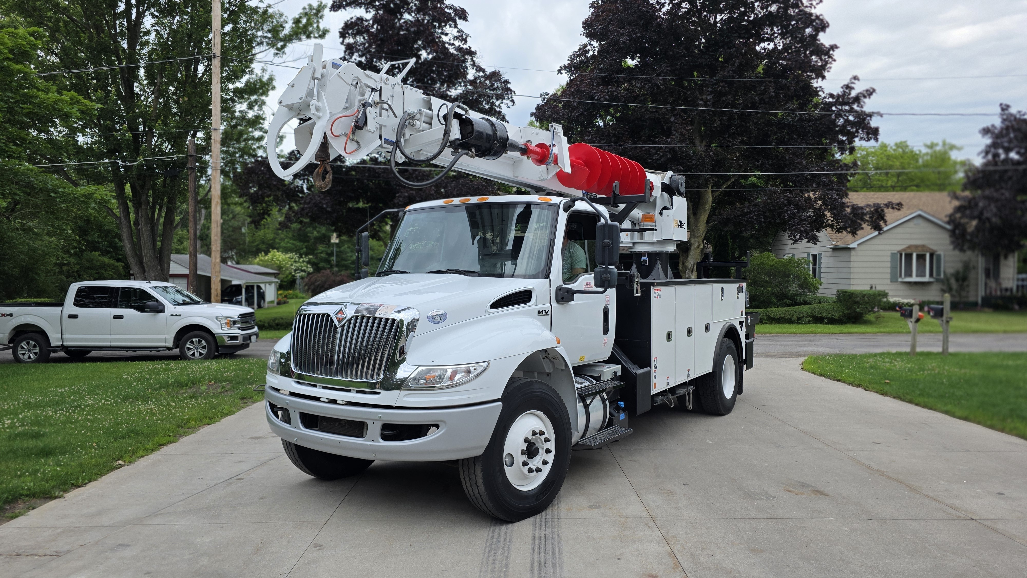 2019 INTERNATIONAL MV607 CUMMINS AUTO 44K MI & ALTEC DM47B-TR DIGGER in Lockport, NY