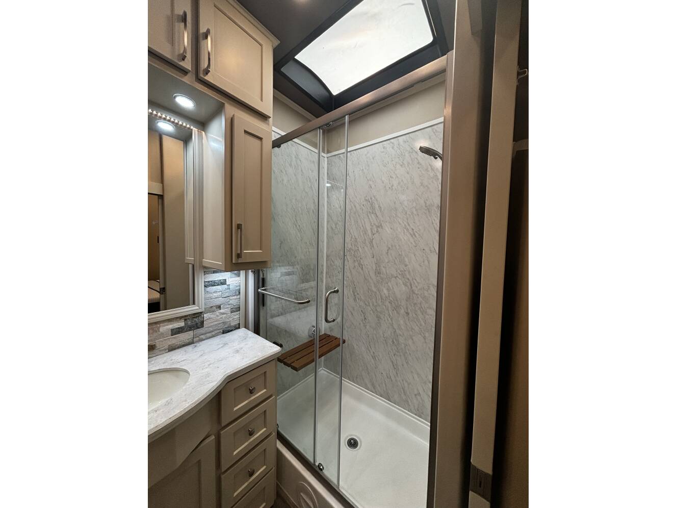 A photo of this 2022 Luxe ELITE 44 FL