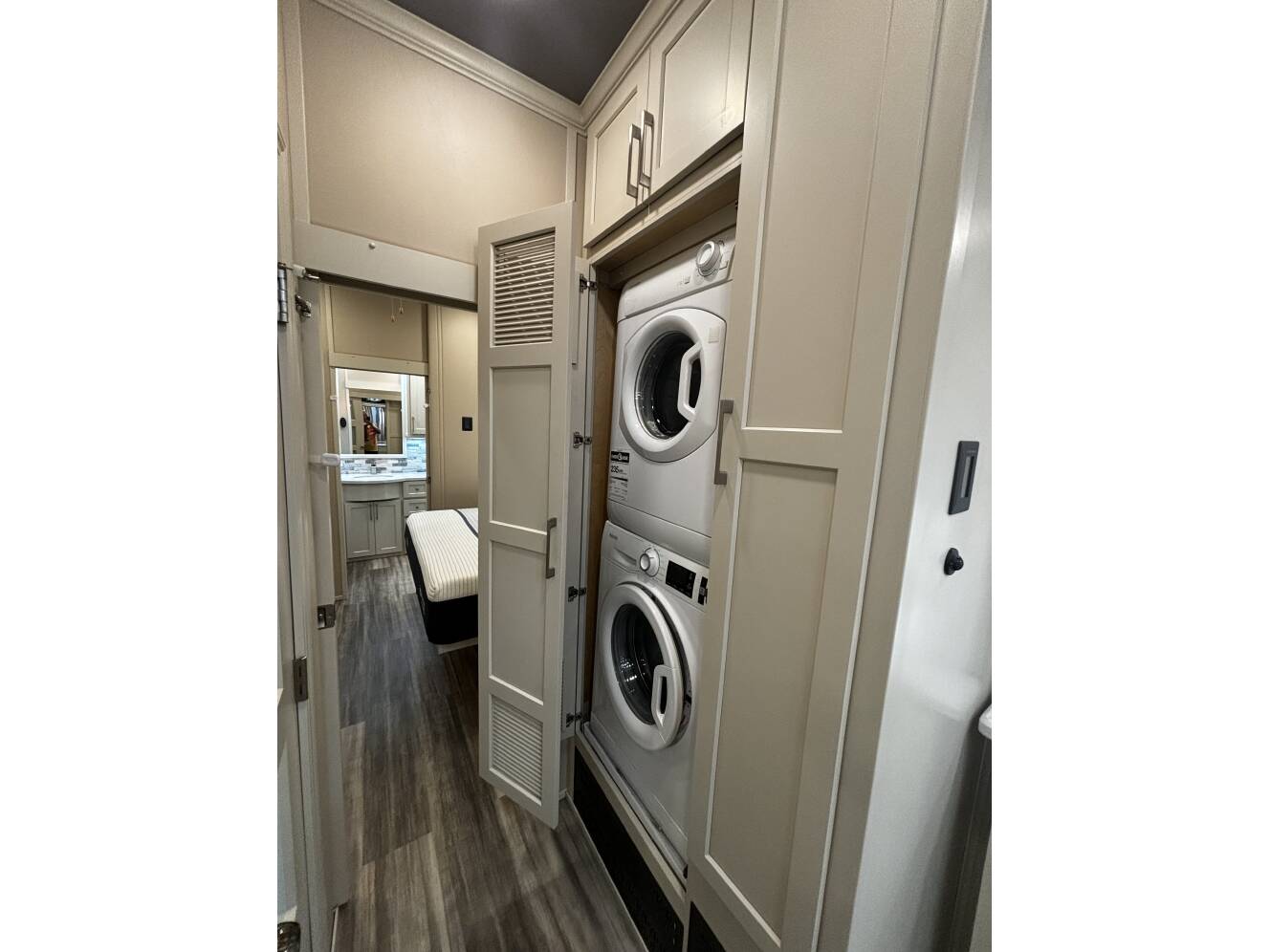 A photo of this 2022 Luxe ELITE 44 FL