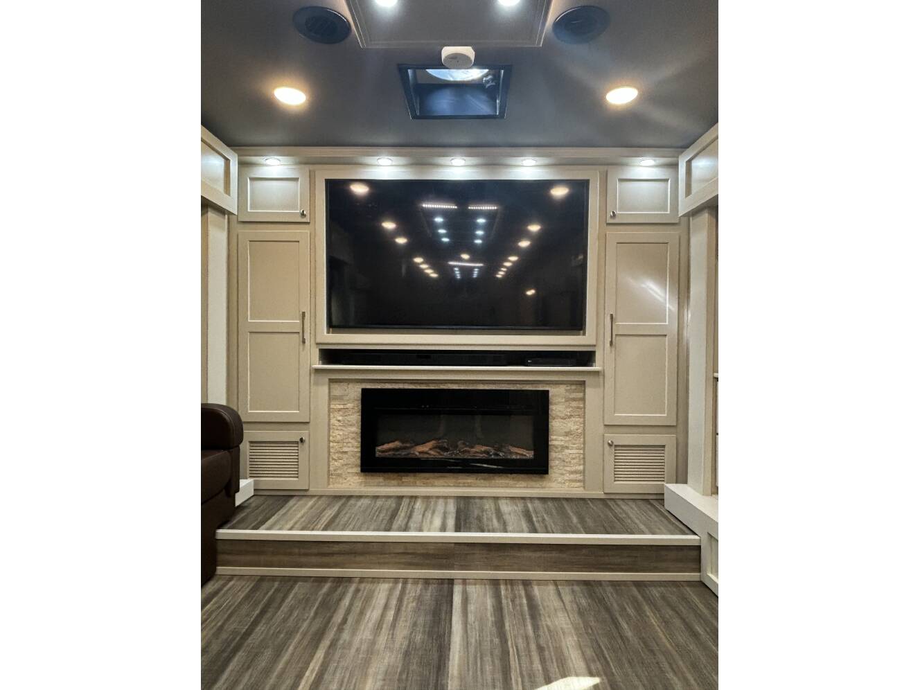 A photo of this 2022 Luxe ELITE 44 FL