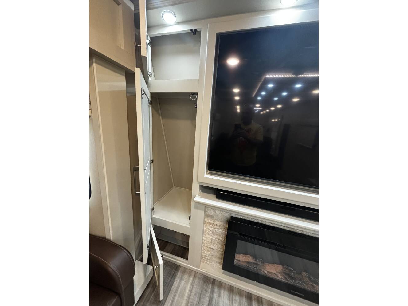 A photo of this 2022 Luxe ELITE 44 FL
