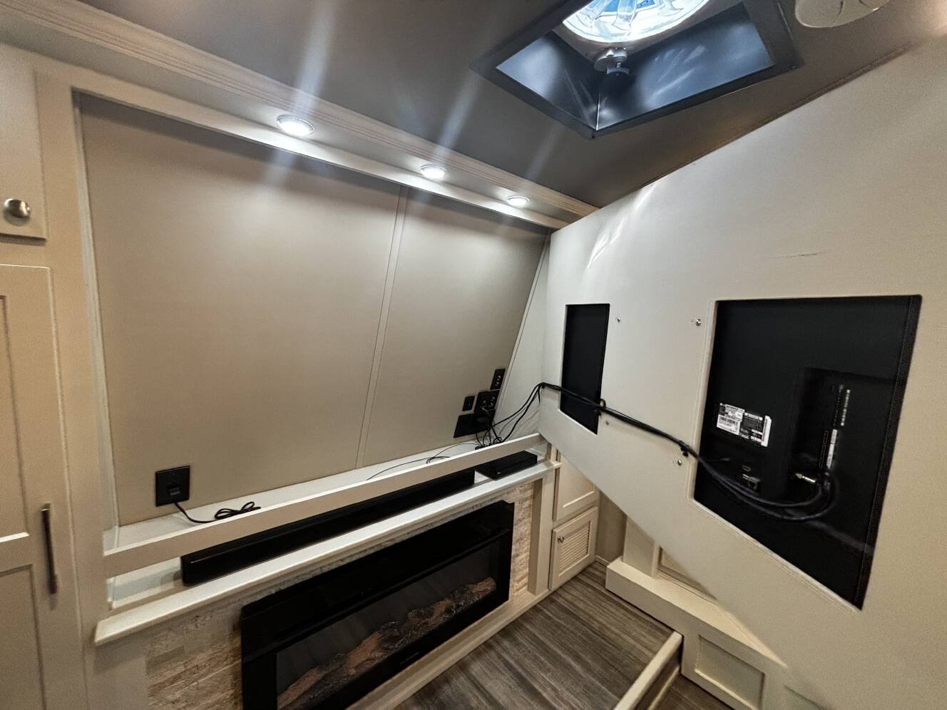 A photo of this 2022 Luxe ELITE 44 FL
