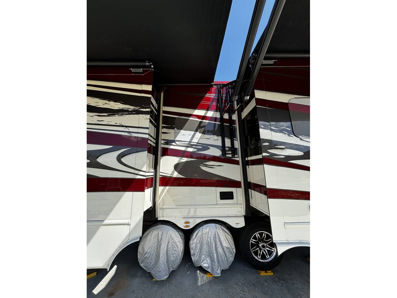 A photo of this 2022 Luxe ELITE 44 FL