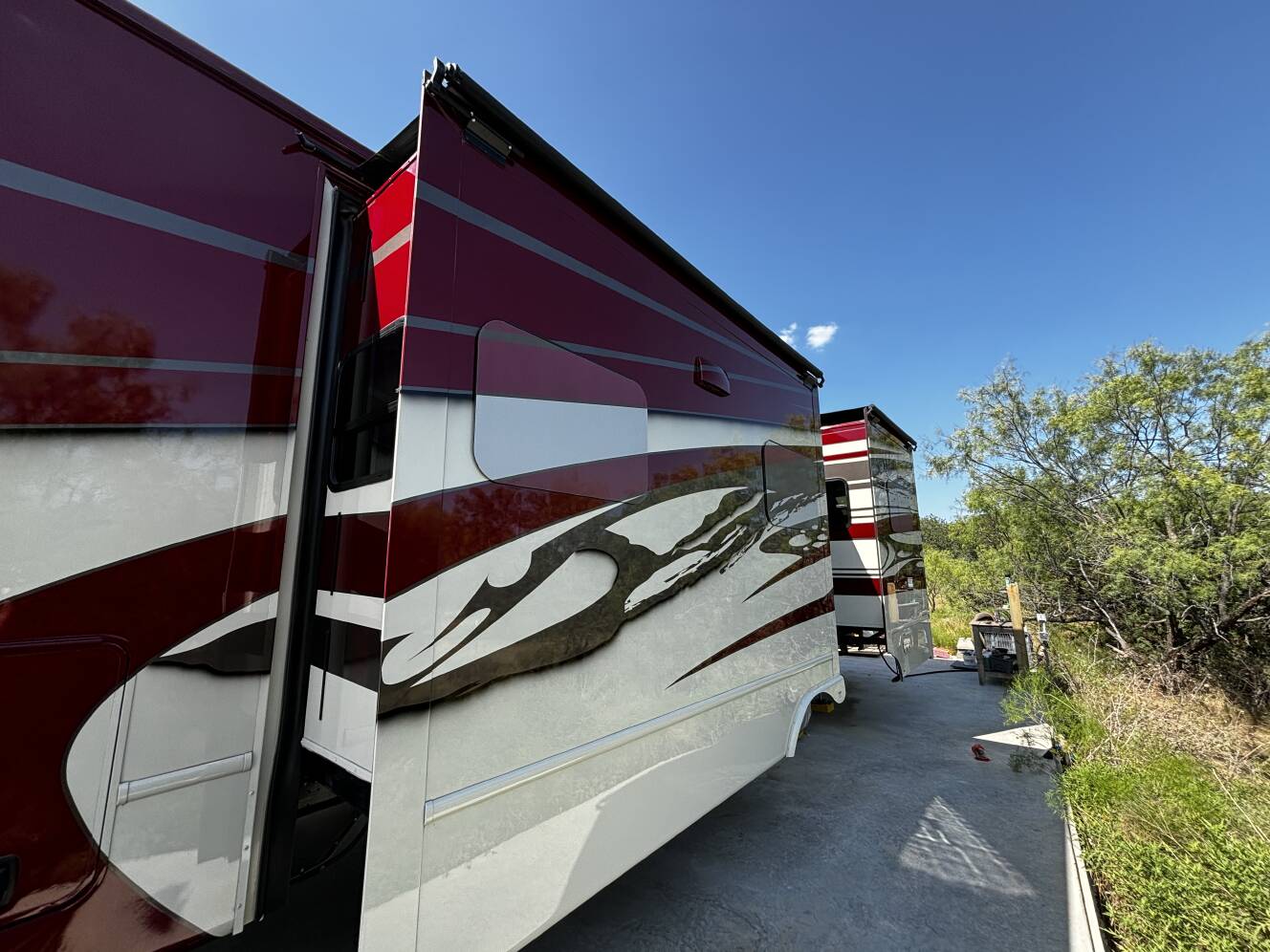 A photo of this 2022 Luxe ELITE 44 FL