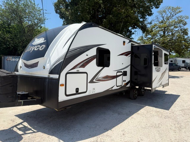 2017 Jayco White Hawk 27 DSRL in rural hall NC