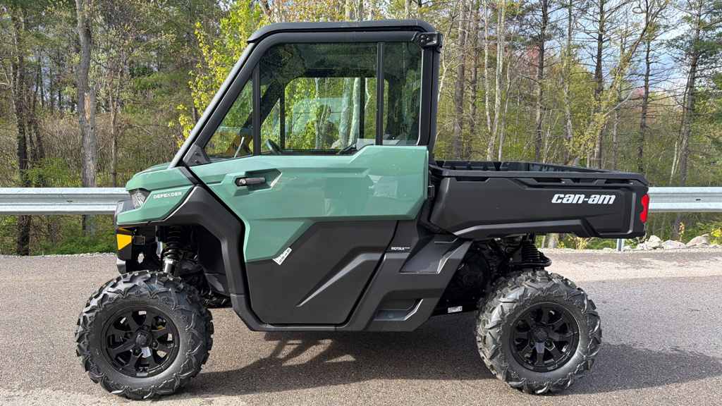 2026 Can-Am DEFENDER DPS CAB HD9 in milford NH