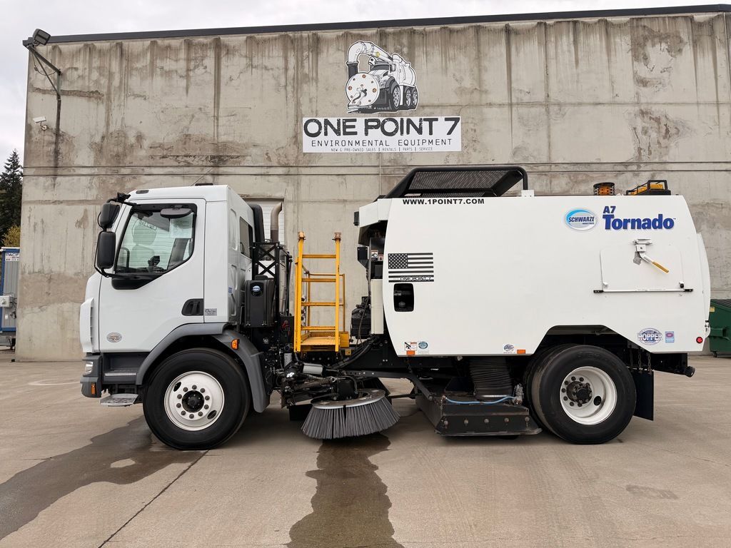 2018 SCHWARZE A7 Tornado Regenerative Air Vacuum Street Sweeper in Ravensdale, WA