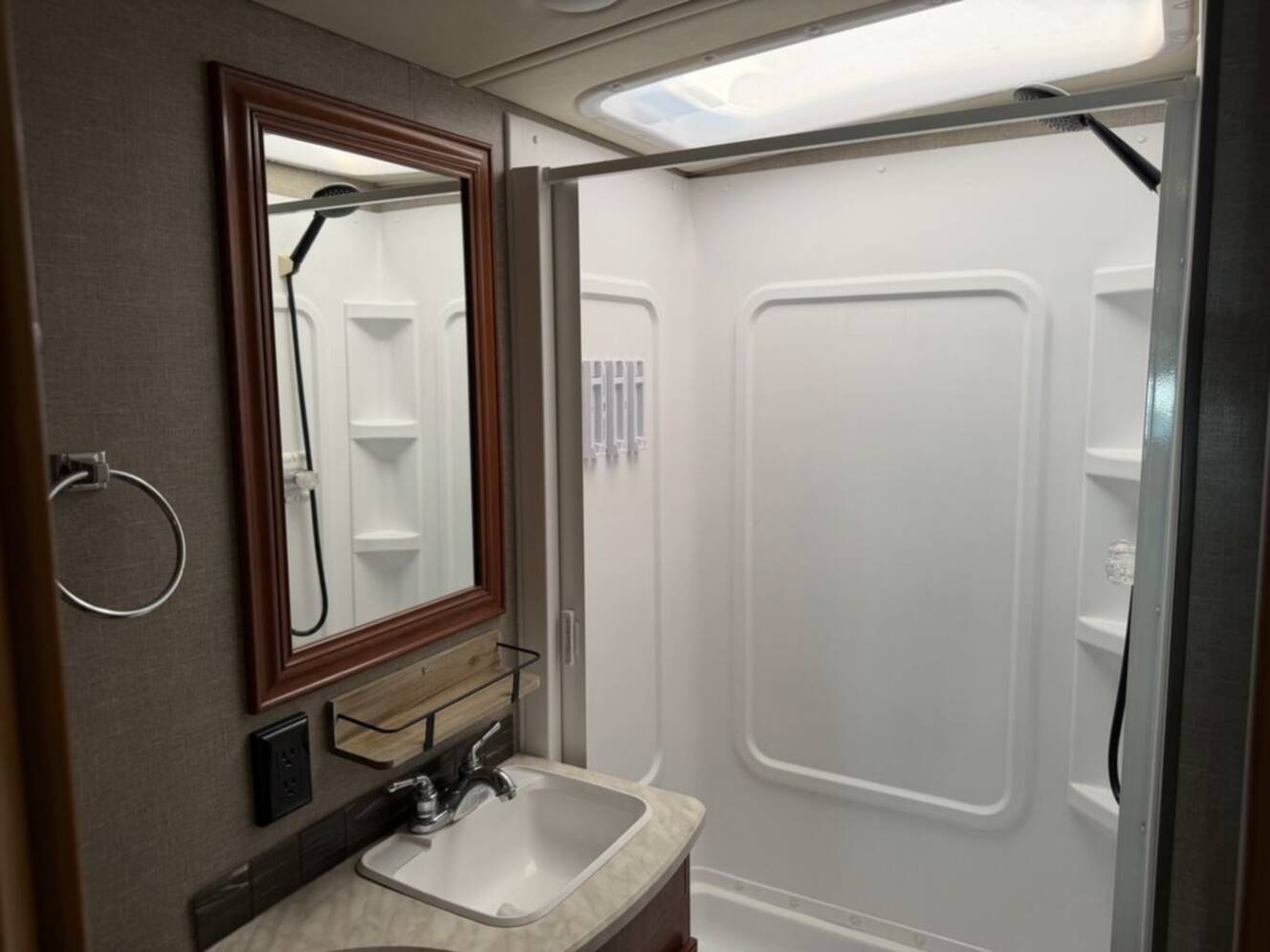 A photo of this 2018 Winnebago Vista 27PE
