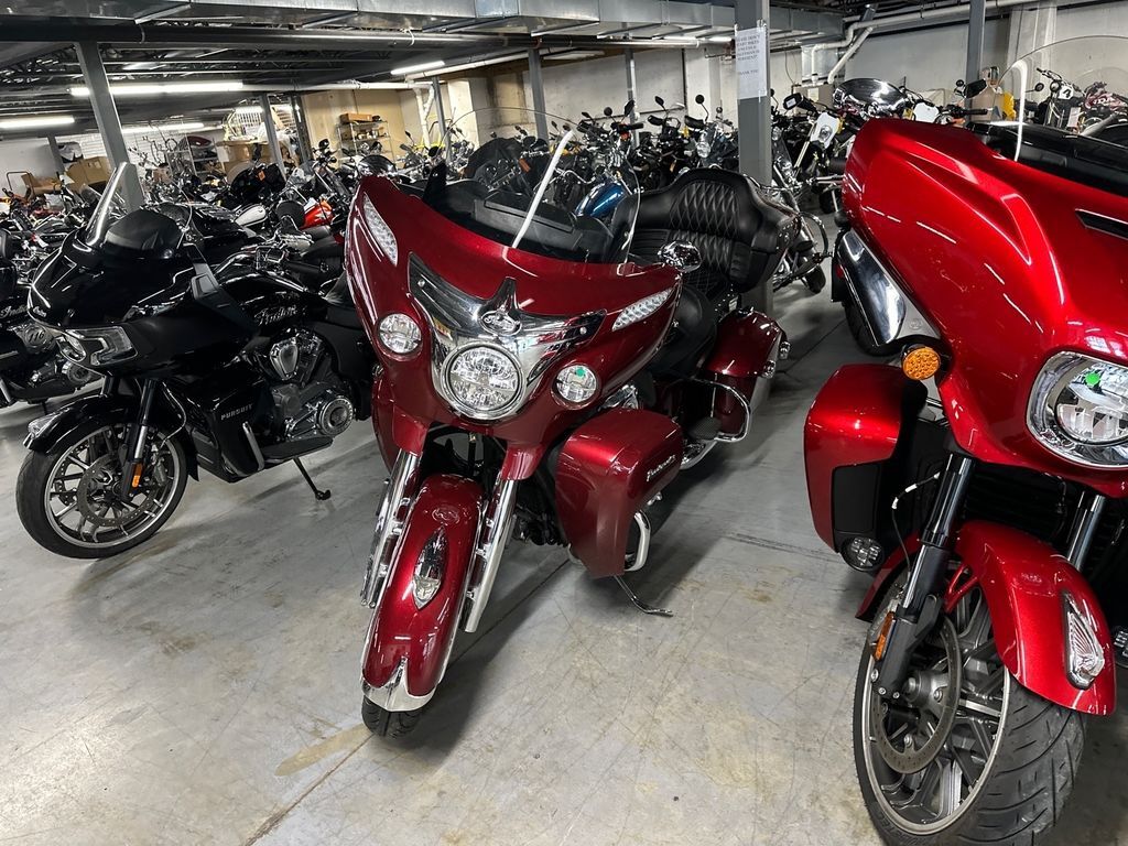 2017 Indian Motorcycle® Roadmaster® Icon Thunder Black & Snakeskin Green BASE in Augusta, ME
