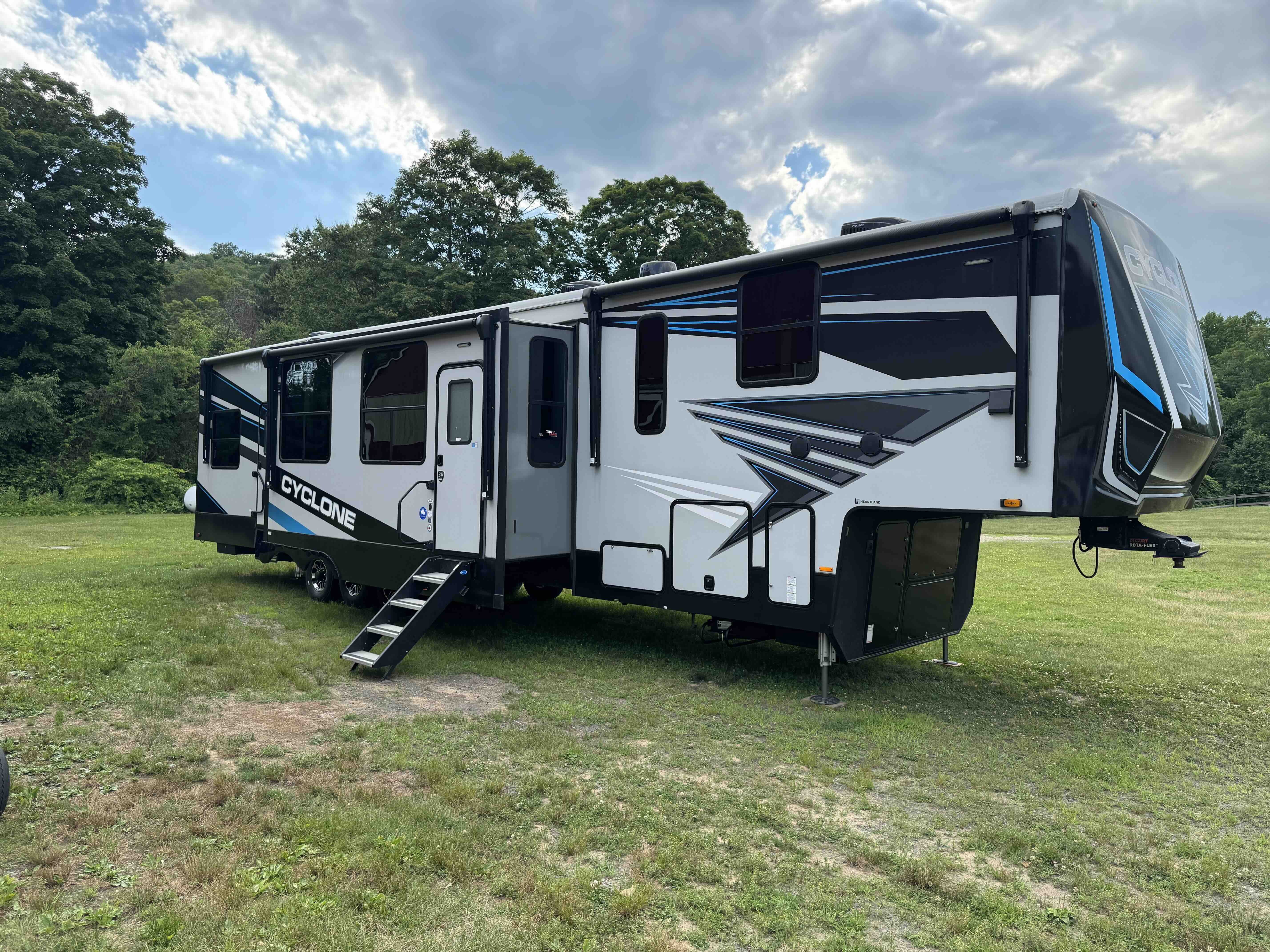 2023 Heartland CYCLONE 4014C RV