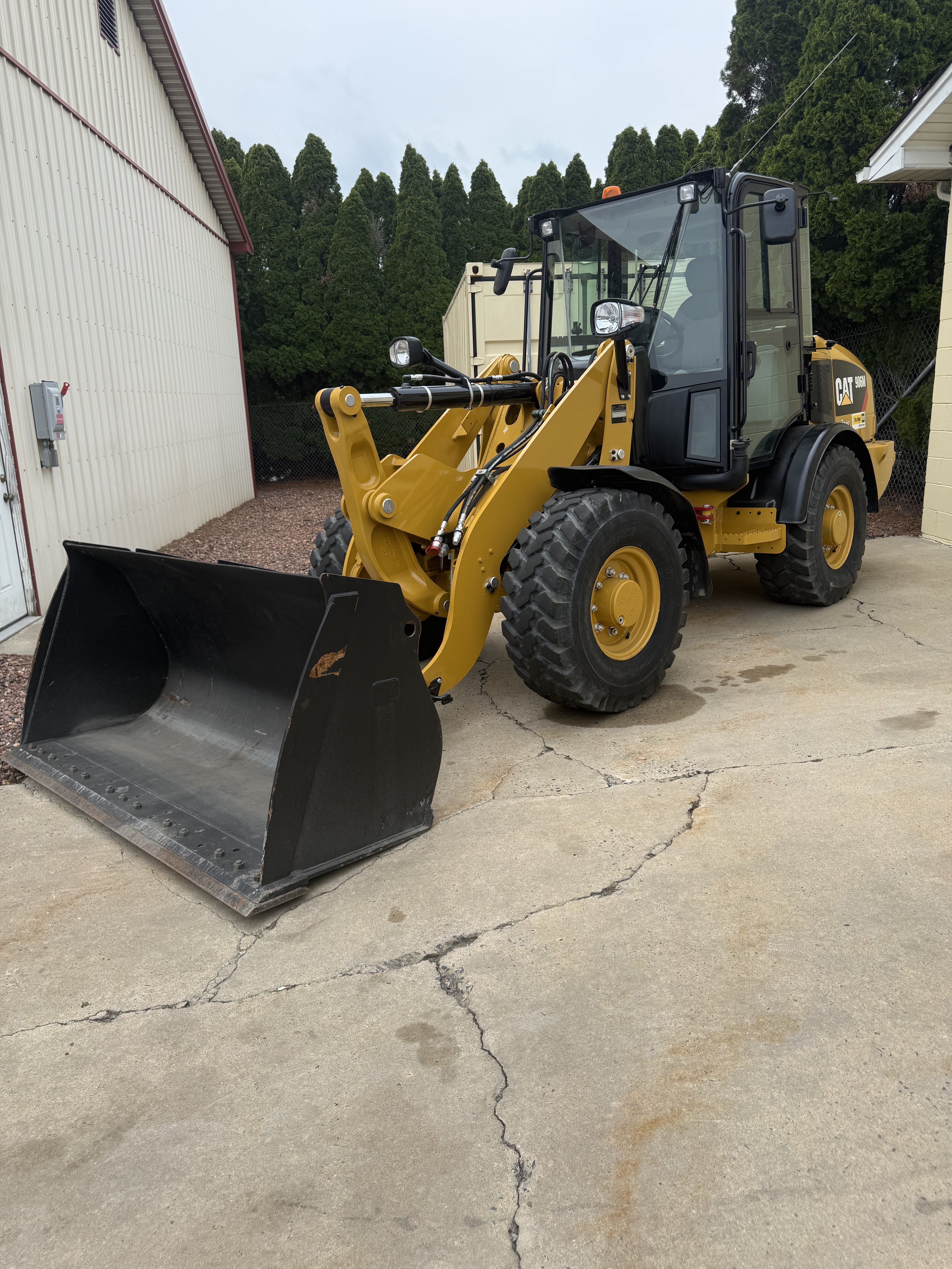 2015 CATERPILLAR 906M in Trenton, NJ
