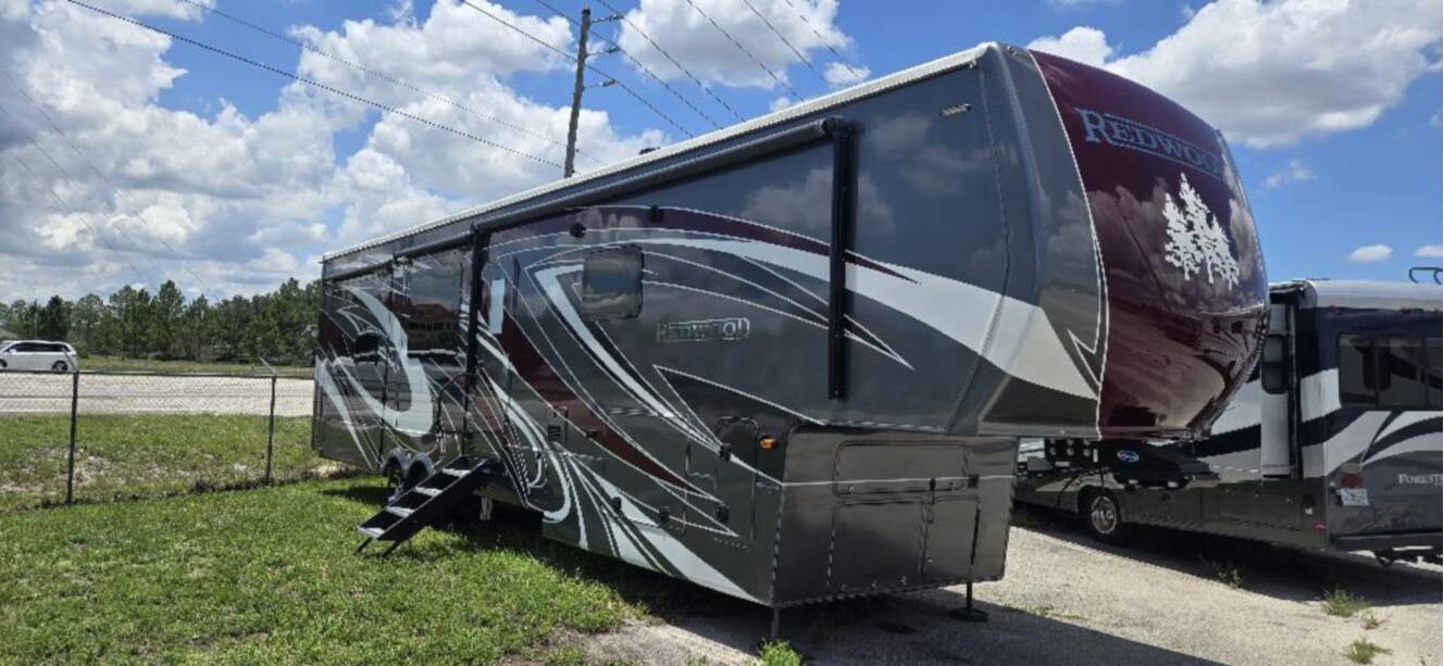 A photo of this 2023 Redwood REDWOOD 4001LK
