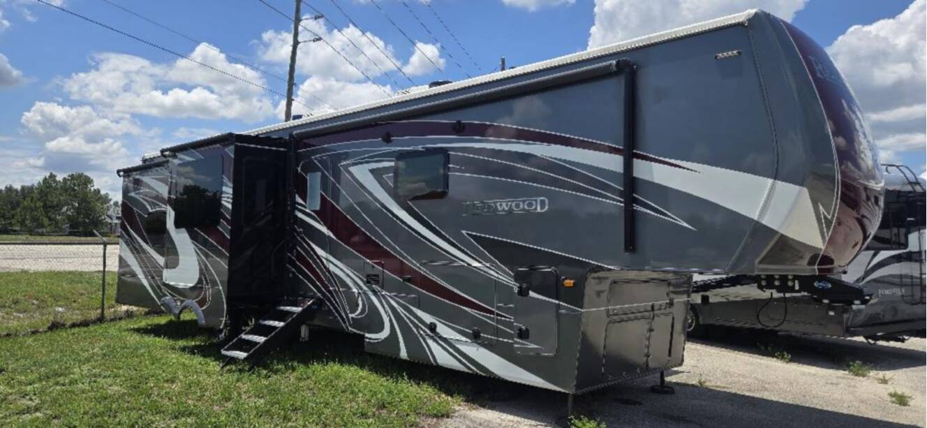 A photo of this 2023 Redwood REDWOOD 4001LK