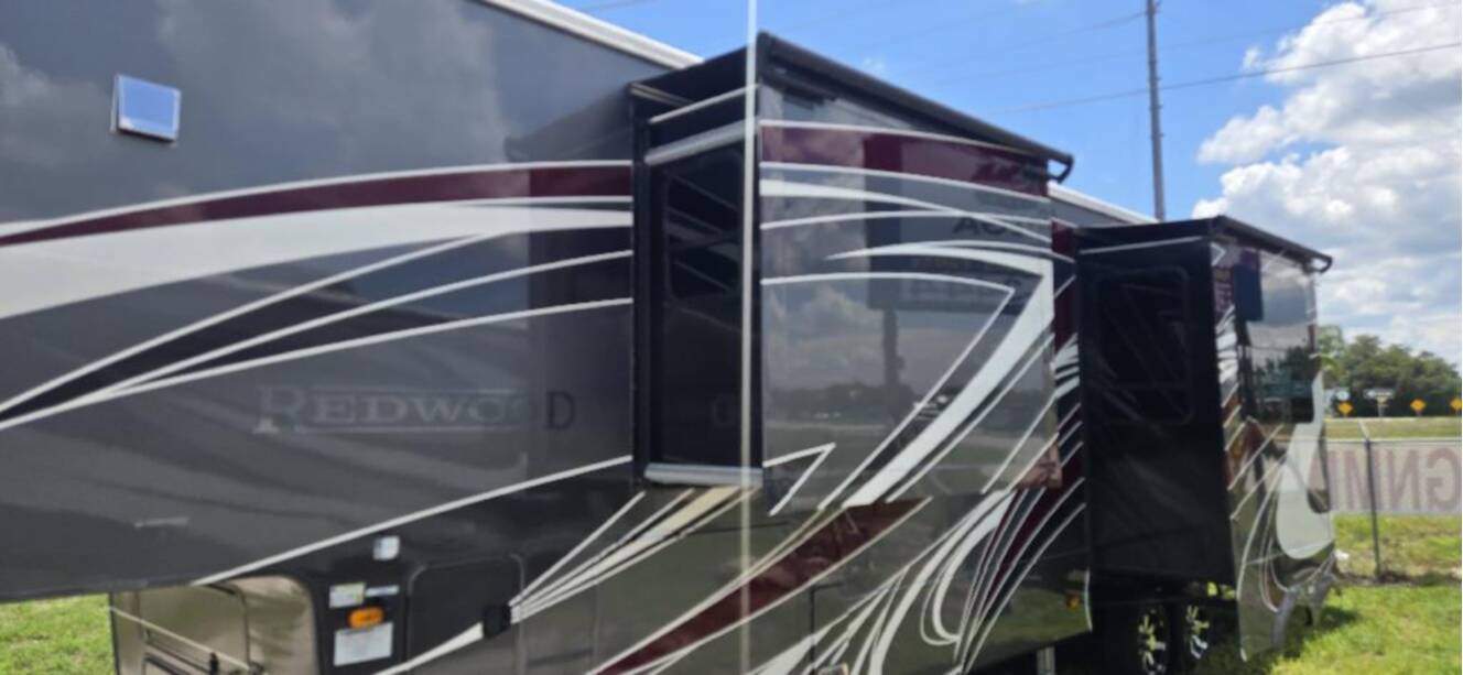 A photo of this 2023 Redwood REDWOOD 4001LK