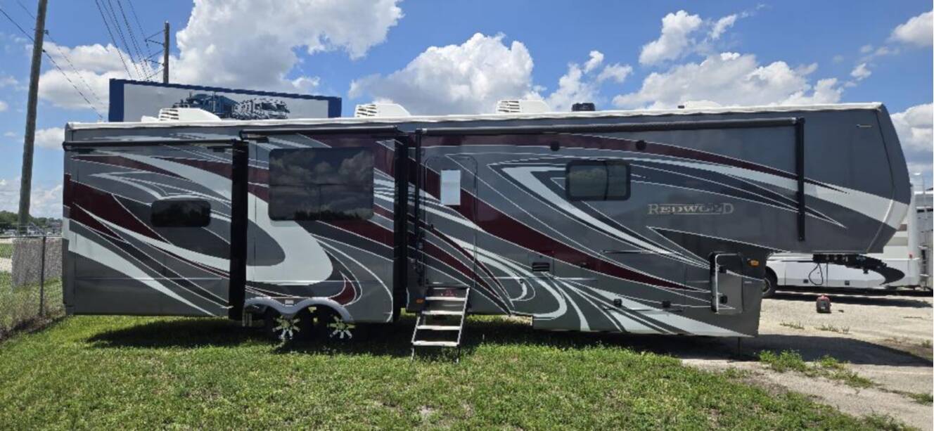 A photo of this 2023 Redwood REDWOOD 4001LK