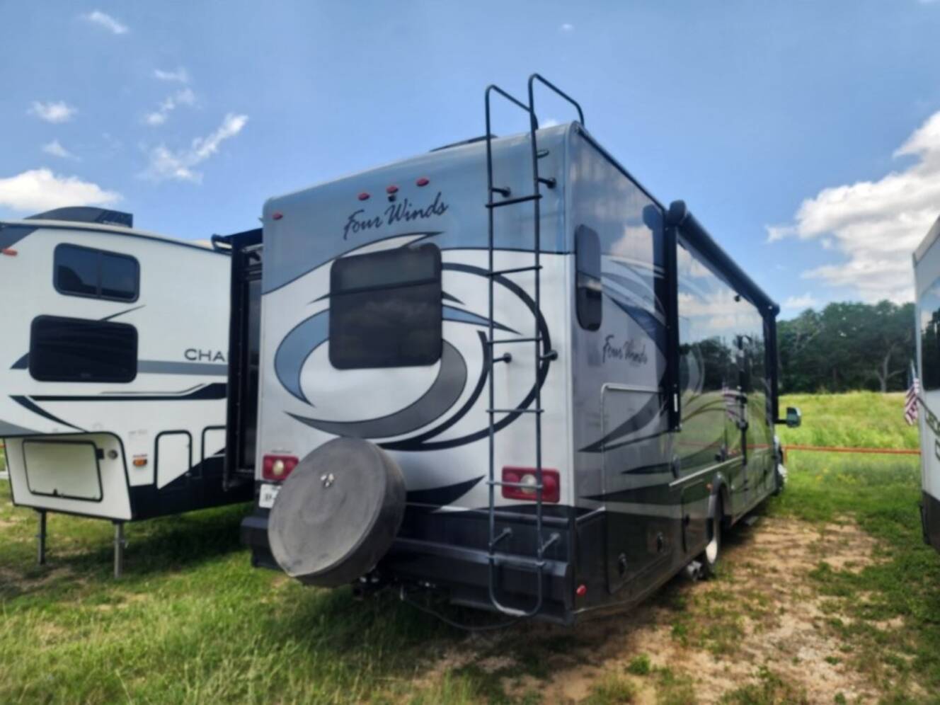 A photo of this 2017 Thor Motor Coach FOUR WINDS 35SB