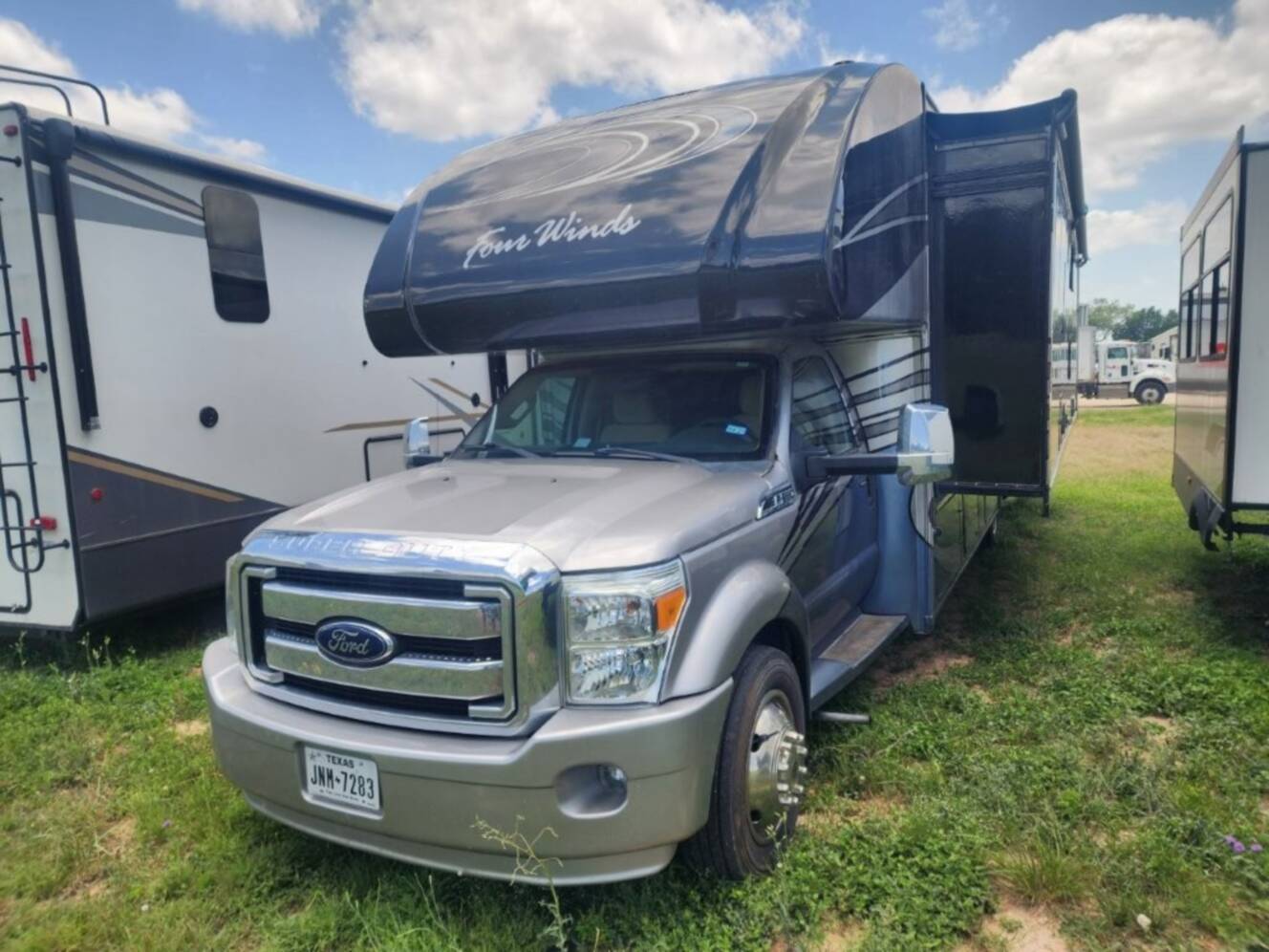 A photo of this 2017 Thor Motor Coach FOUR WINDS 35SB