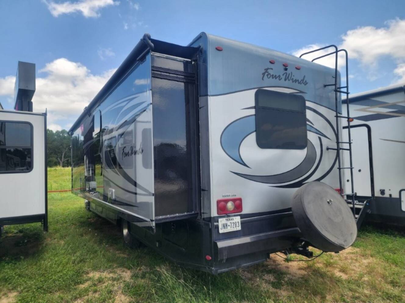 A photo of this 2017 Thor Motor Coach FOUR WINDS 35SB