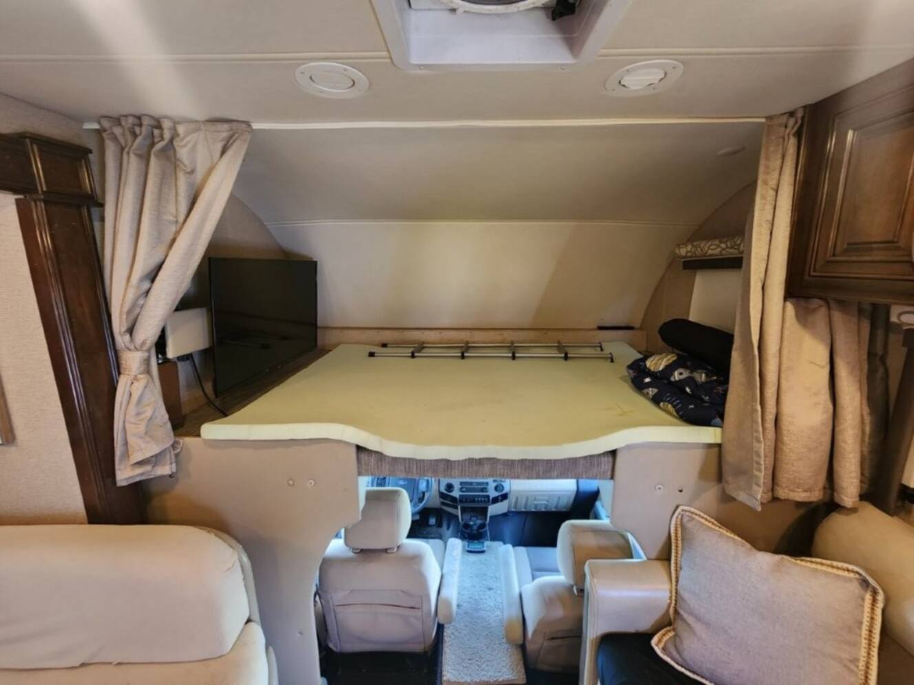 A photo of this 2017 Thor Motor Coach FOUR WINDS 35SB