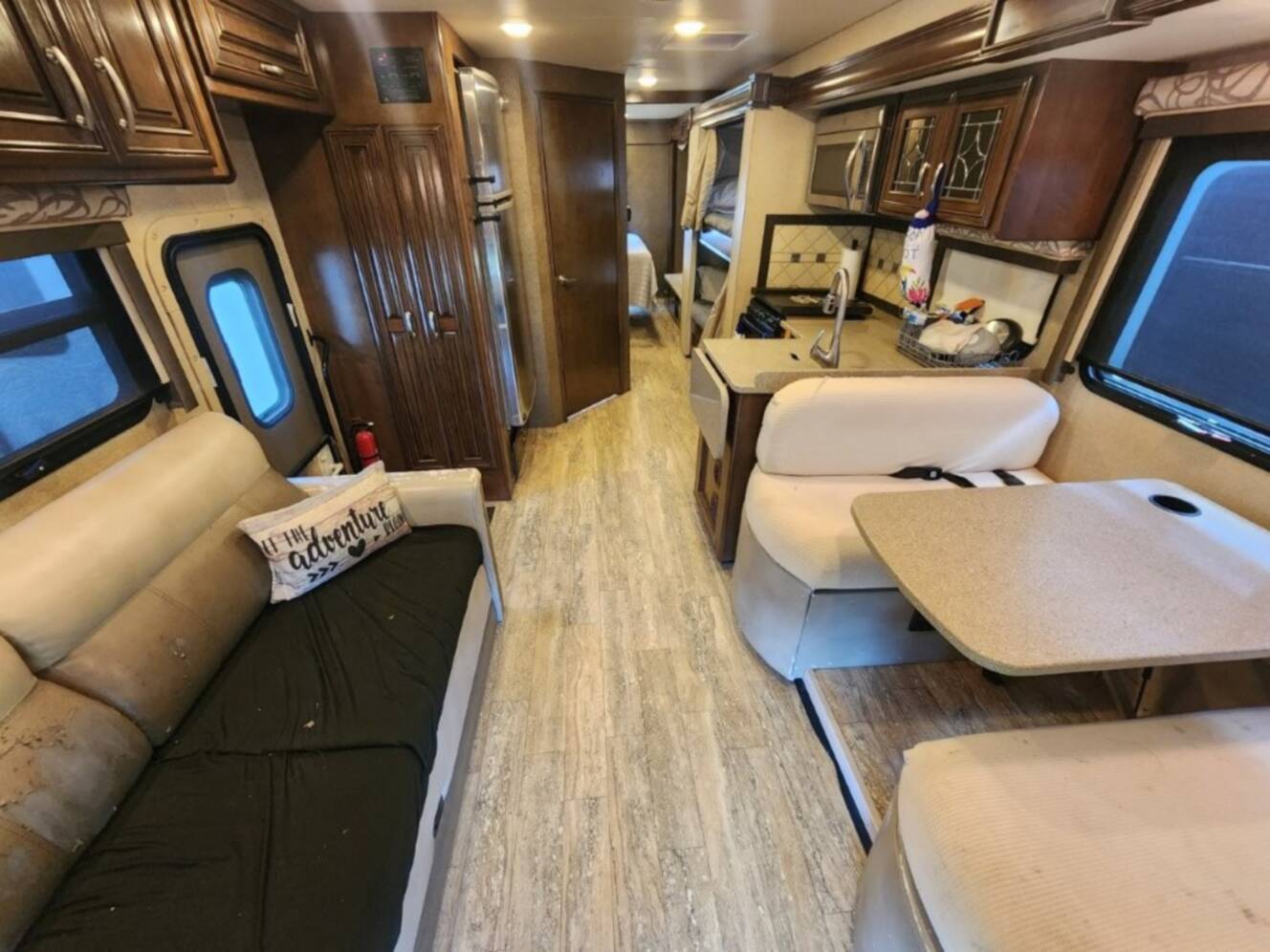 A photo of this 2017 Thor Motor Coach FOUR WINDS 35SB
