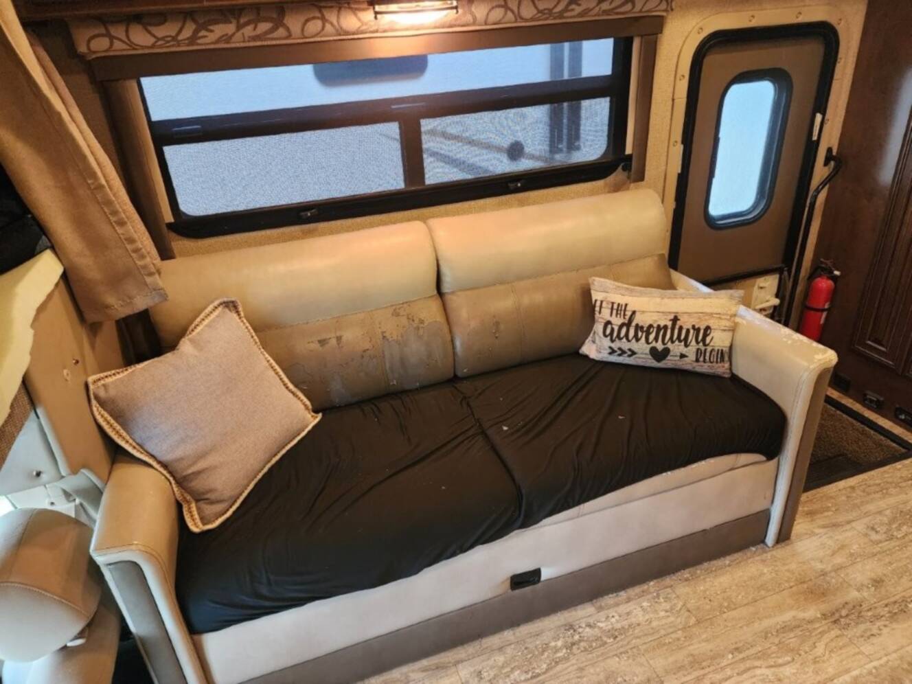A photo of this 2017 Thor Motor Coach FOUR WINDS 35SB