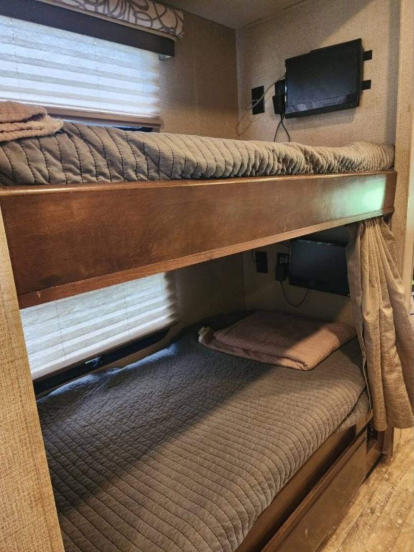 A photo of this 2017 Thor Motor Coach FOUR WINDS 35SB