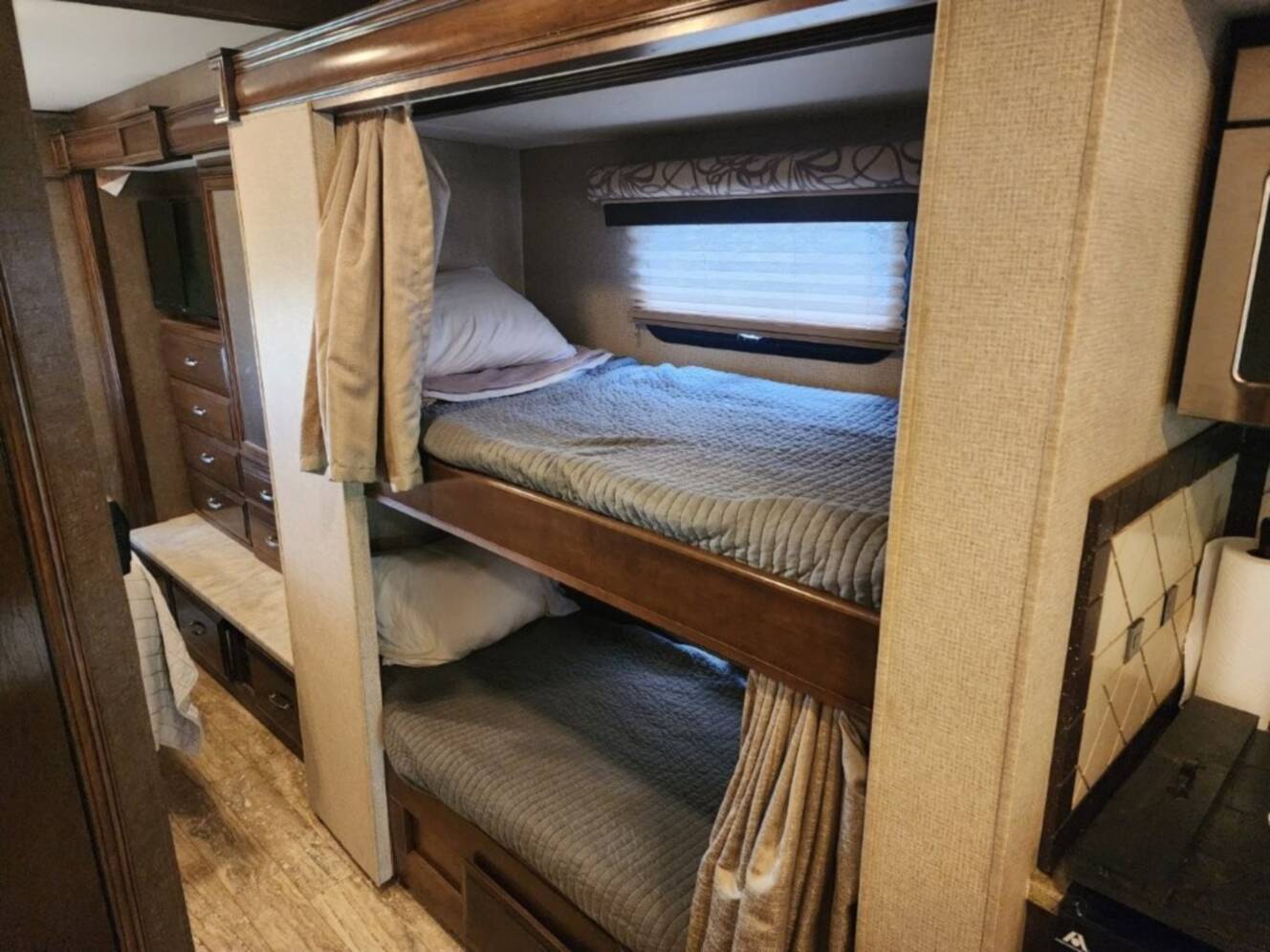 A photo of this 2017 Thor Motor Coach FOUR WINDS 35SB