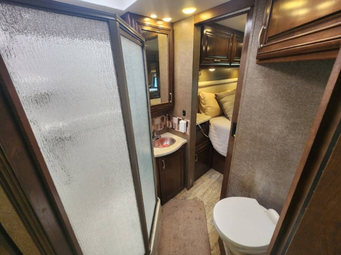 A photo of this 2017 Thor Motor Coach FOUR WINDS 35SB