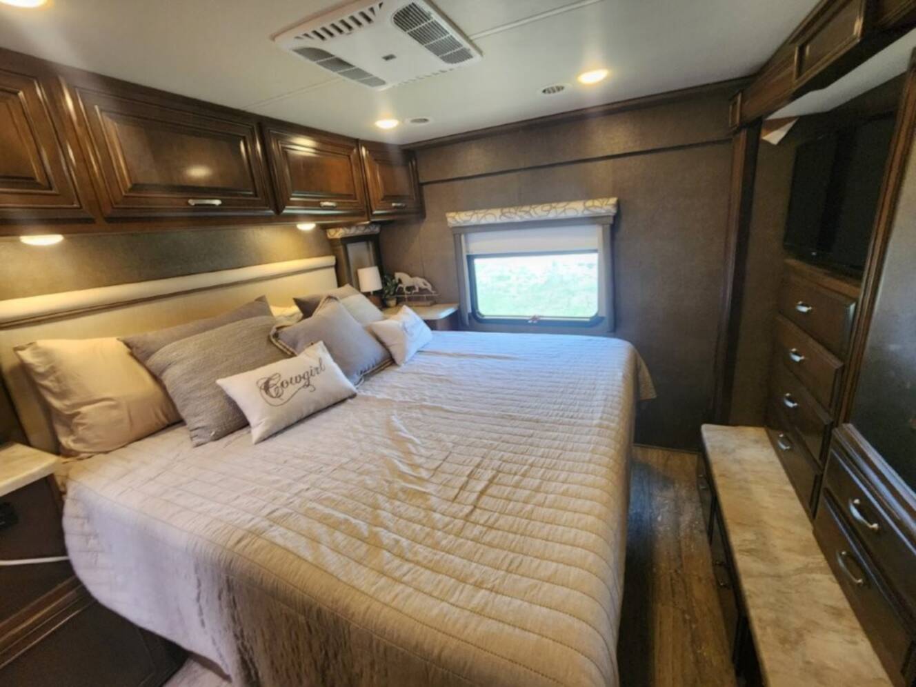 A photo of this 2017 Thor Motor Coach FOUR WINDS 35SB