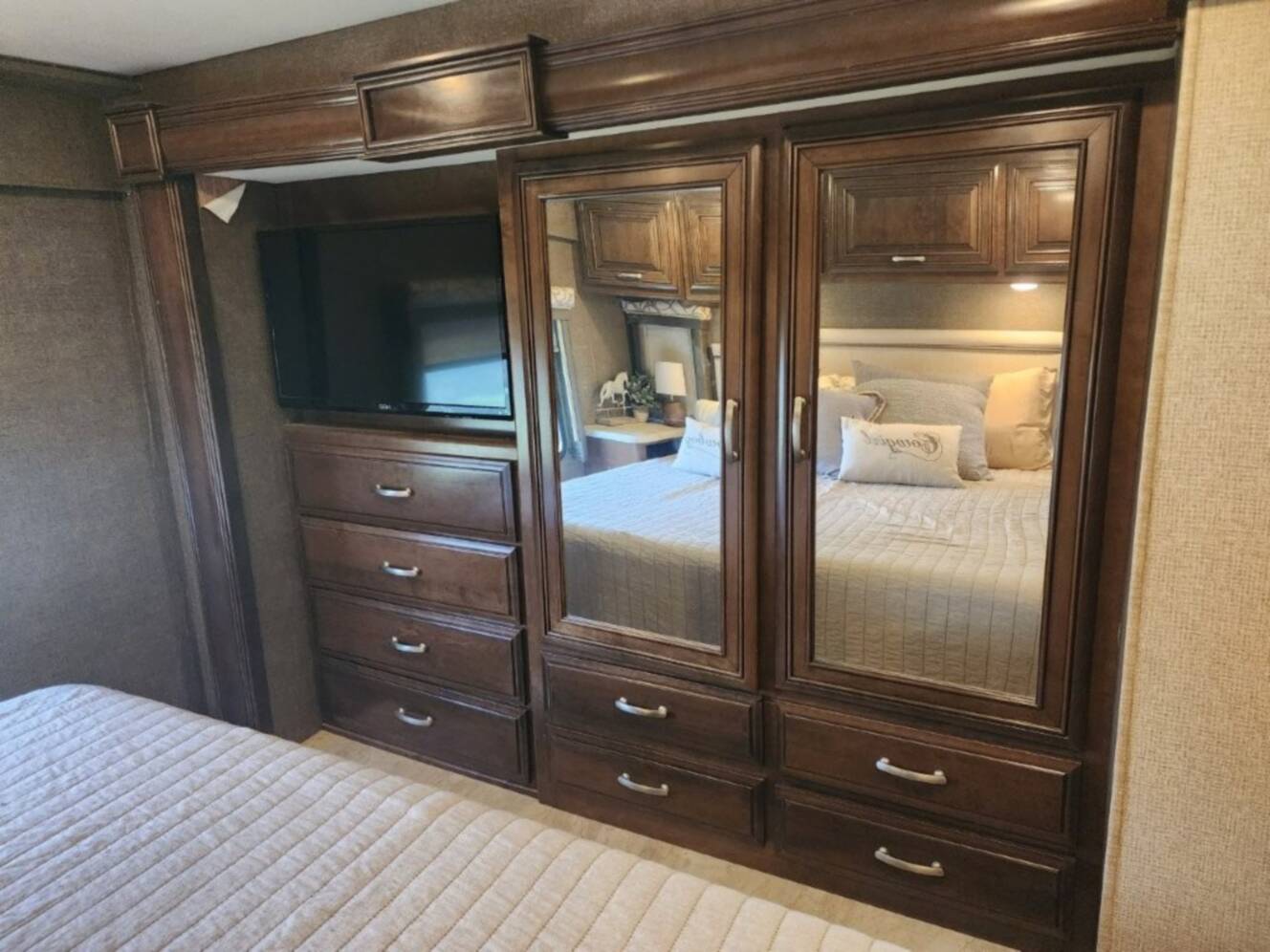 A photo of this 2017 Thor Motor Coach FOUR WINDS 35SB