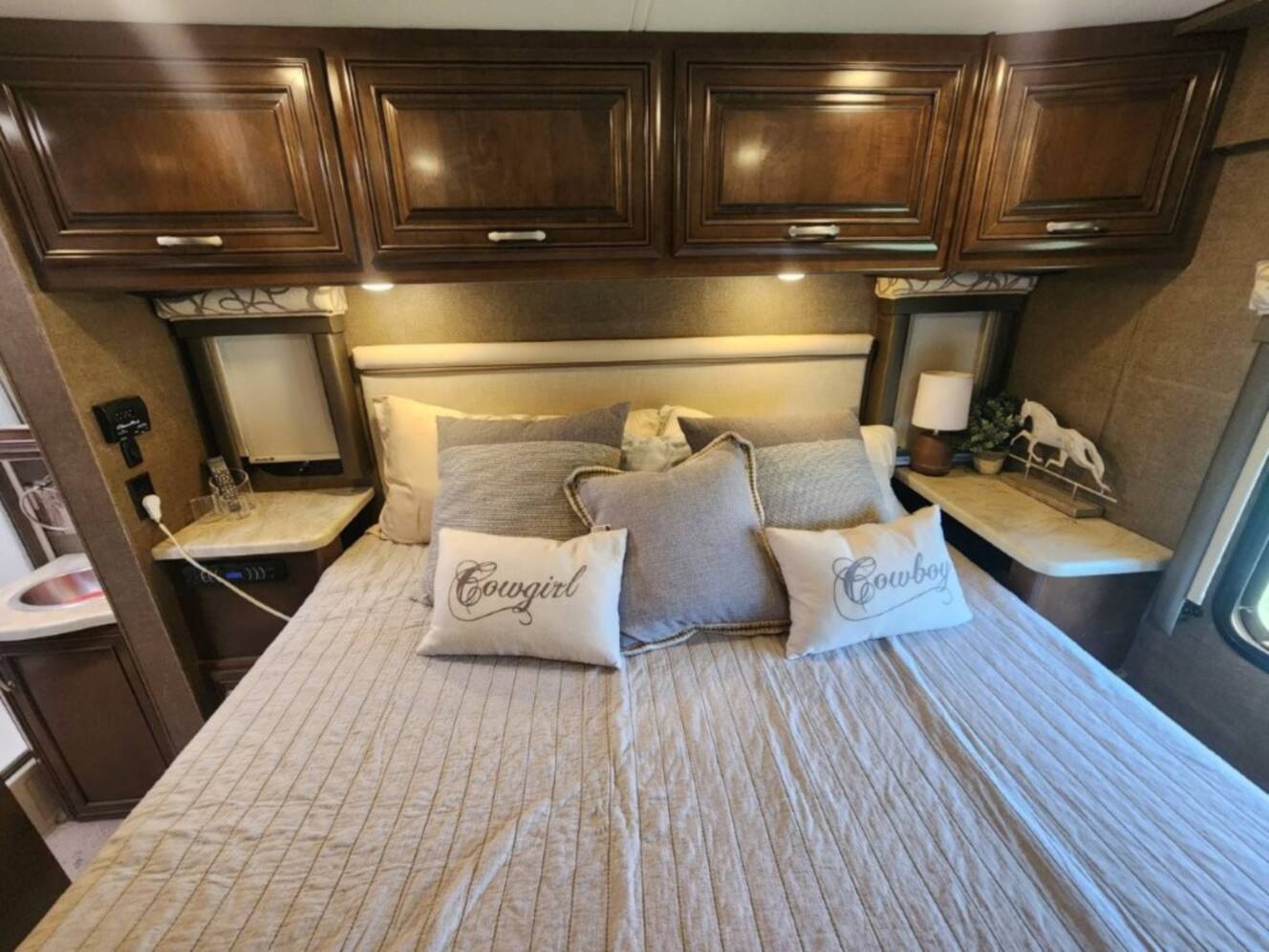 A photo of this 2017 Thor Motor Coach FOUR WINDS 35SB