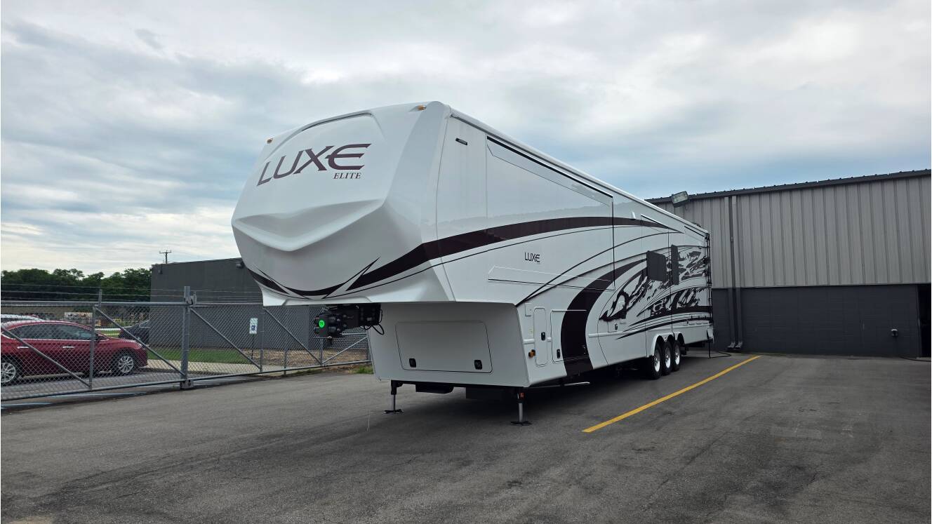 A photo of this 2027 Luxe ELITE 46RKB