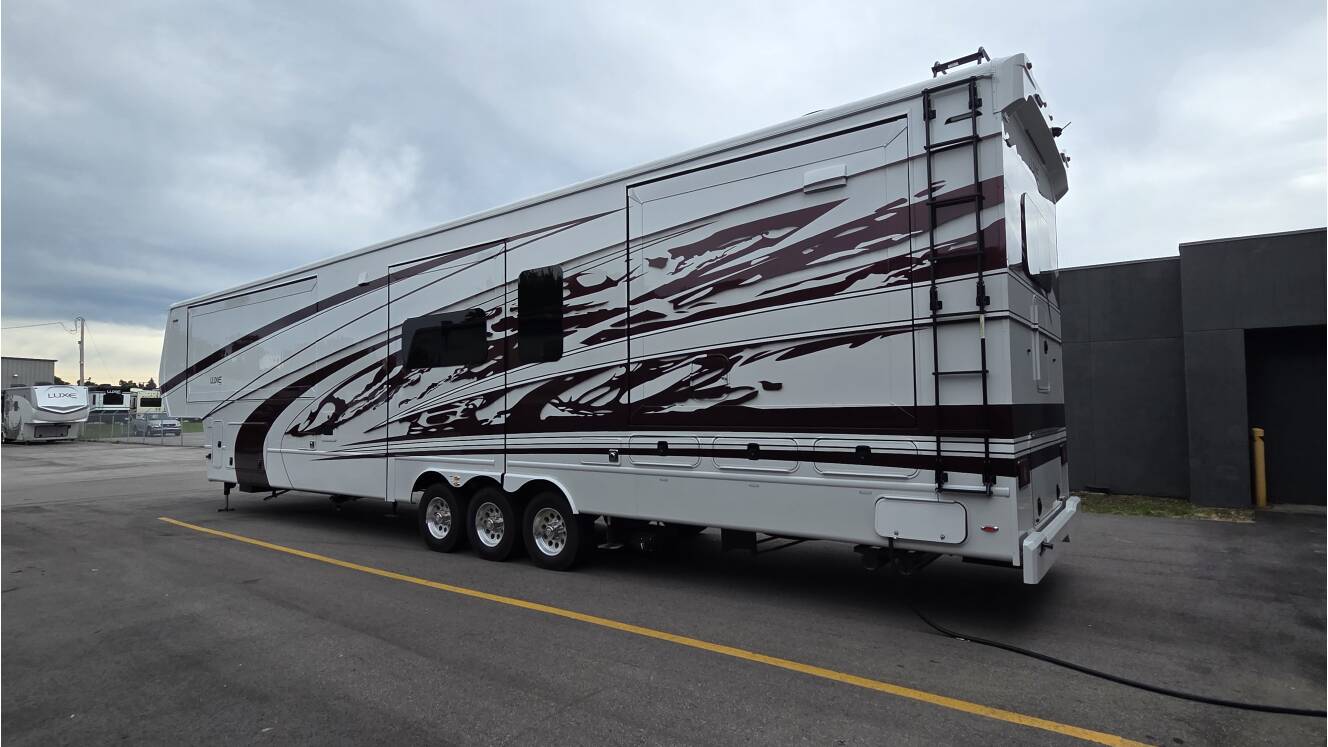 A photo of this 2027 Luxe ELITE 46RKB